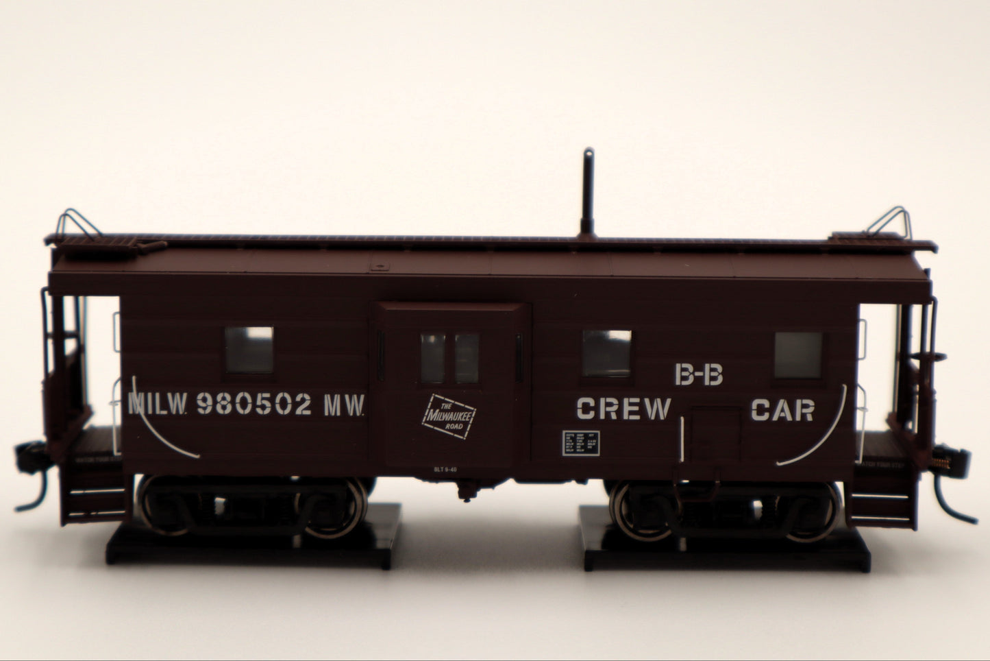 Walthers HO 920-103659 - Proto -  Rib Sided Caboose "Milwaukee Road" #980502 (Tuscan, Black, White; Includes Oil Stove) Buildings & Bridges