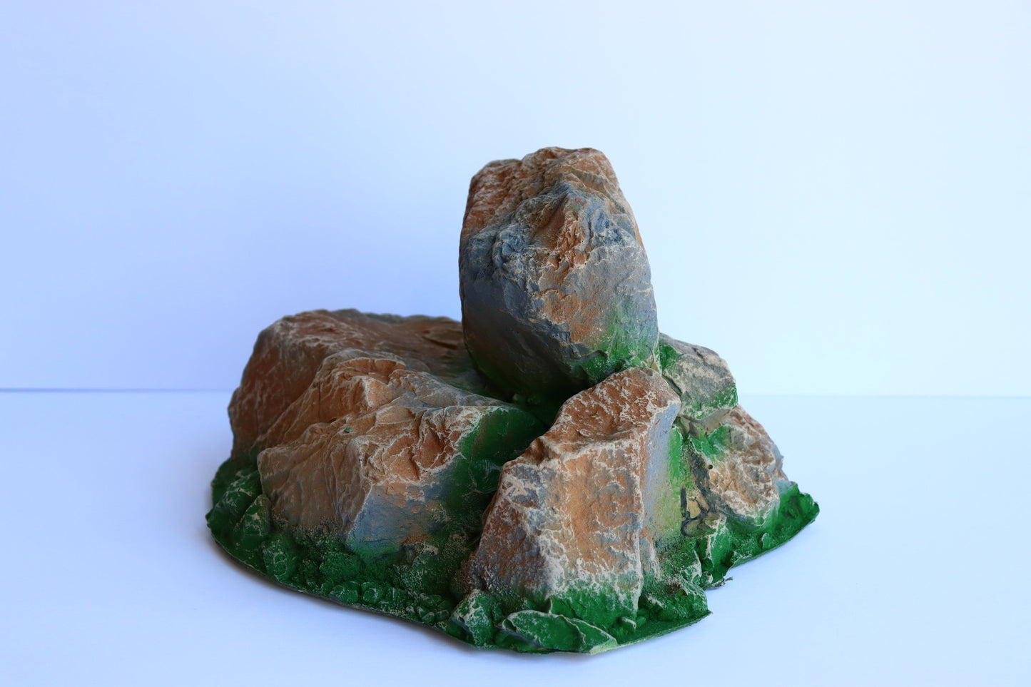 Atherton Scenics 9926 - Stone Rock Boulder Outcropping Diorama