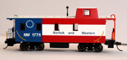 Bachmann HO 14006 - Slanted Offset Cupola Caboose "Norfolk & Western" #1776 (Bicentennial Scheme, red, white, blue)