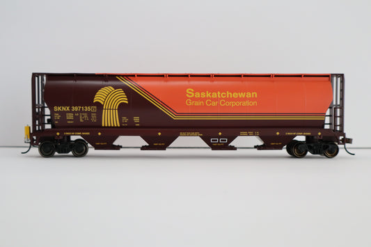 Bachmann HO 73802 - Cylindrical 4-Bay Grain Hopper Car w/Flashing End-Of-Train Device "Saskatchewan" #397135 (Orange, Brown, Yellow)