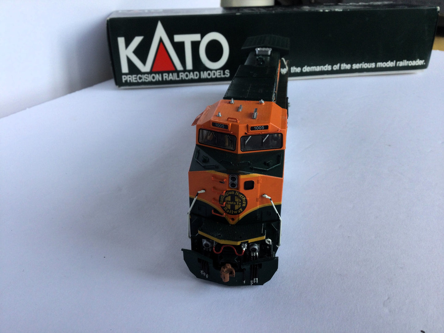 Kato HO 37-6312 - GE C44-9W Diesel Locomotive "BNSF" #4929-Open Box-H1008