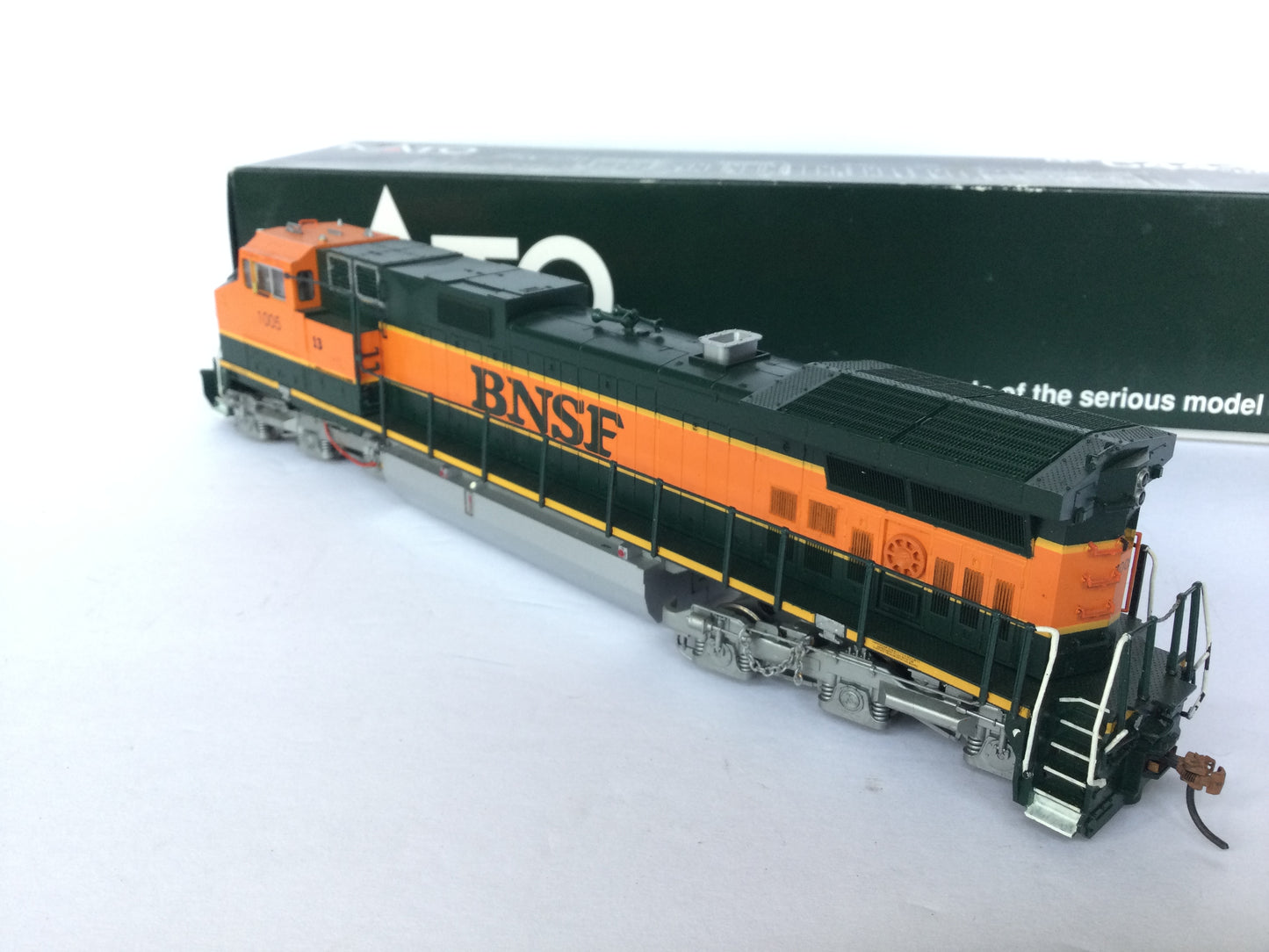 Kato HO 37-6312 - GE C44-9W Diesel Locomotive "BNSF" #4929-Open Box-H1008