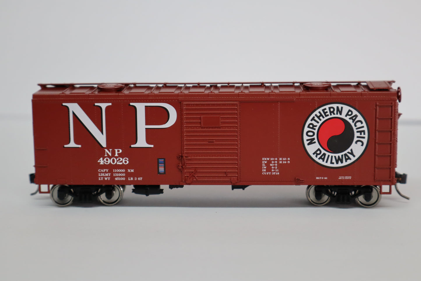 Bowser HO 43166 - Executive - 40' Box Car "Northern Pacific" #49026 (w/hatches)