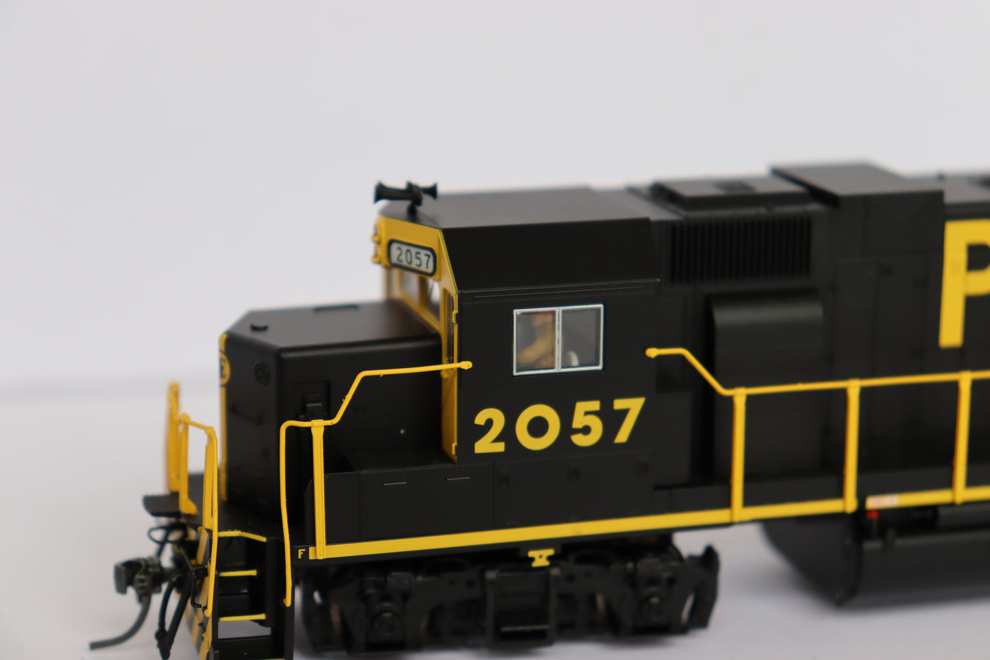 MTH HO 85-2033-1 - GP38-2 Diesel Engine "Pittsburgh & Lake Erie" #2057 w/ Proto-Sound 3.0 -Open Box-M2609