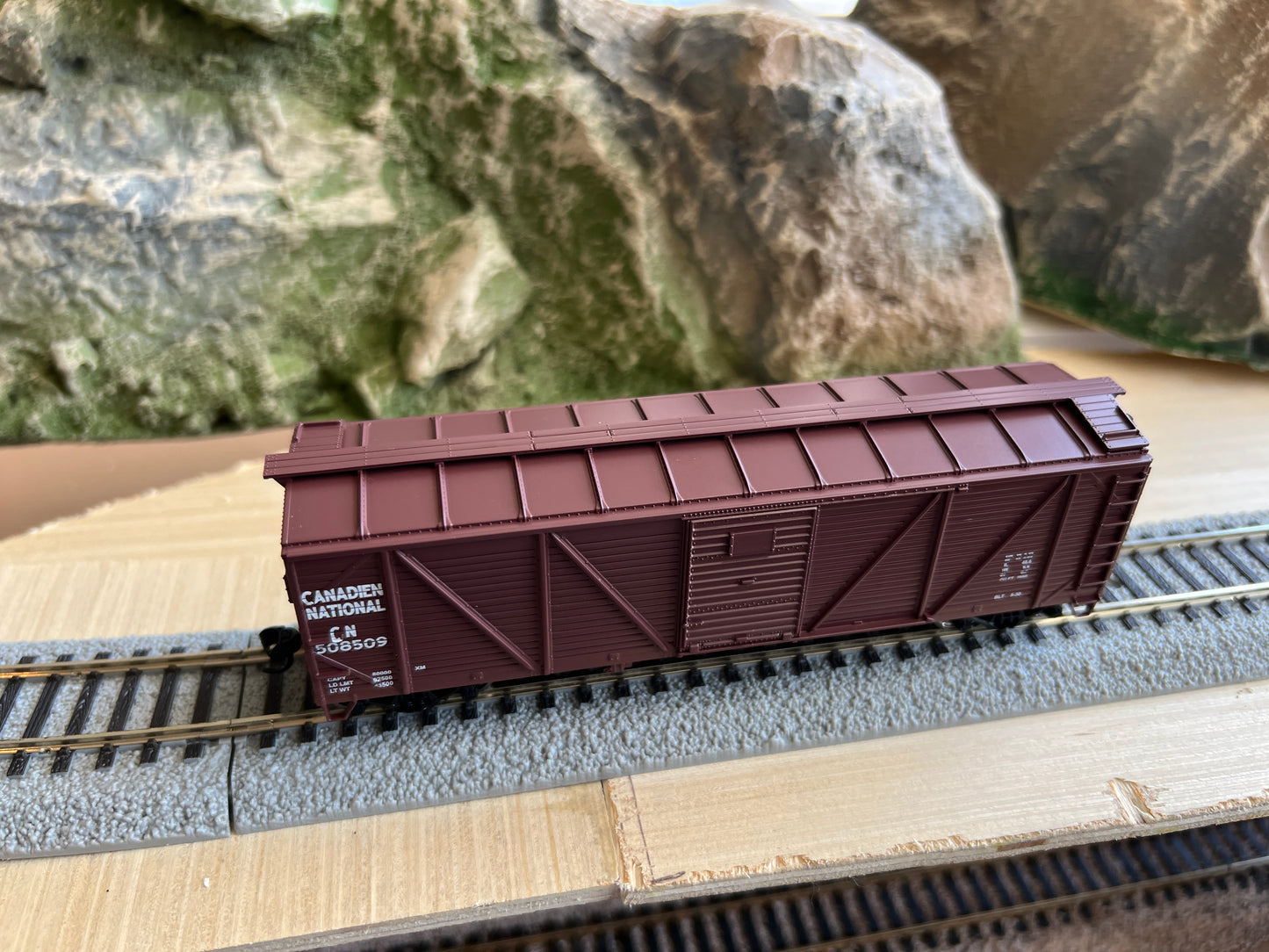 Walthers HO 910-40355 - Mainline - 40' AAR Single Sheathed Boxcar w/Dreadnaught Ends "Canadian National" #508509