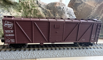 Walthers HO 910-40373 - Mainline - 40' AAR Single Sheathed Boxcar w/Dreadnaught Ends "Milwaukee Road" #714037