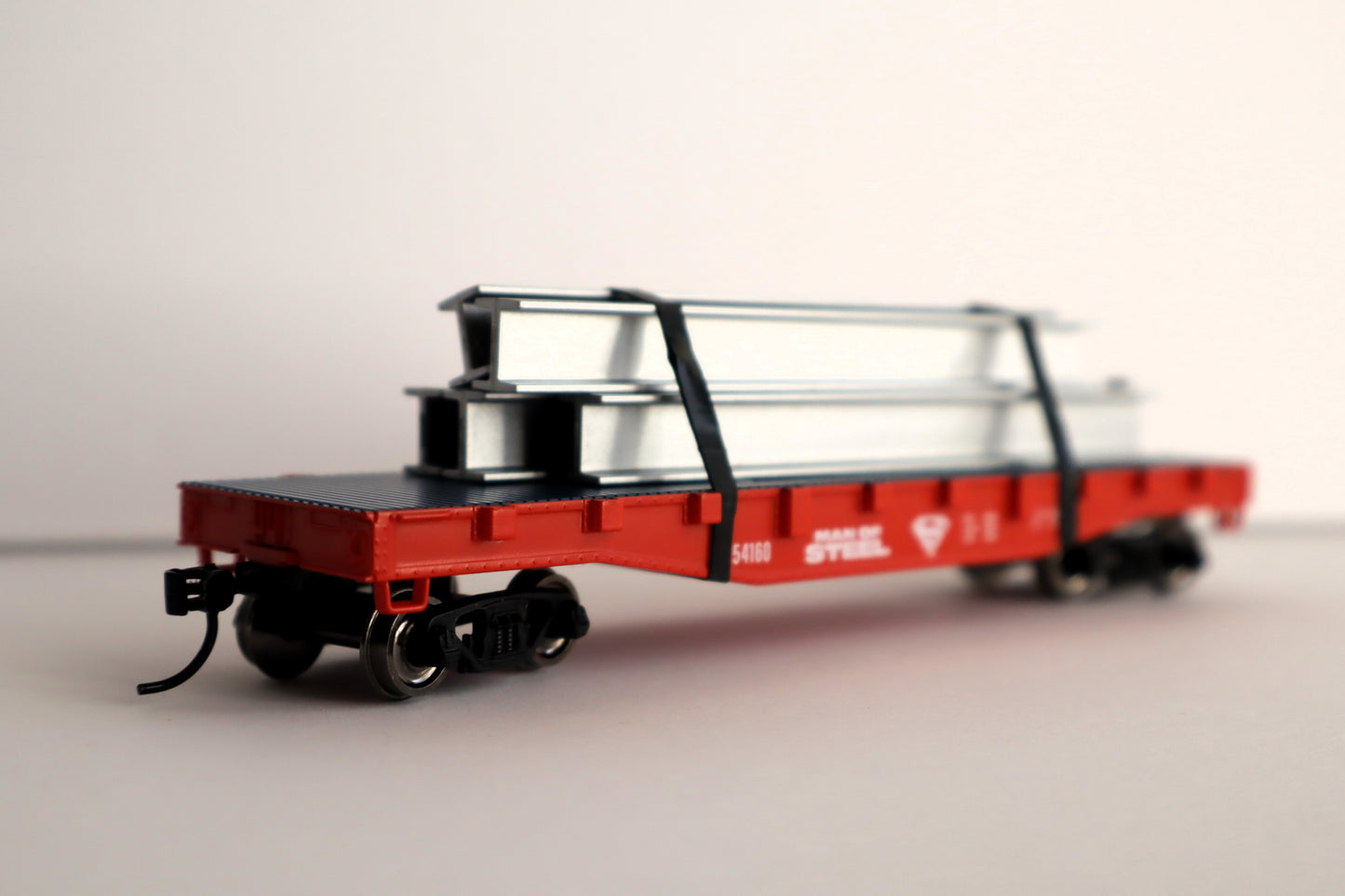 Lionel HO 2554160 - Justice League - Superman Flat Car w/ I-Beam Load "Man of Steel" #54160