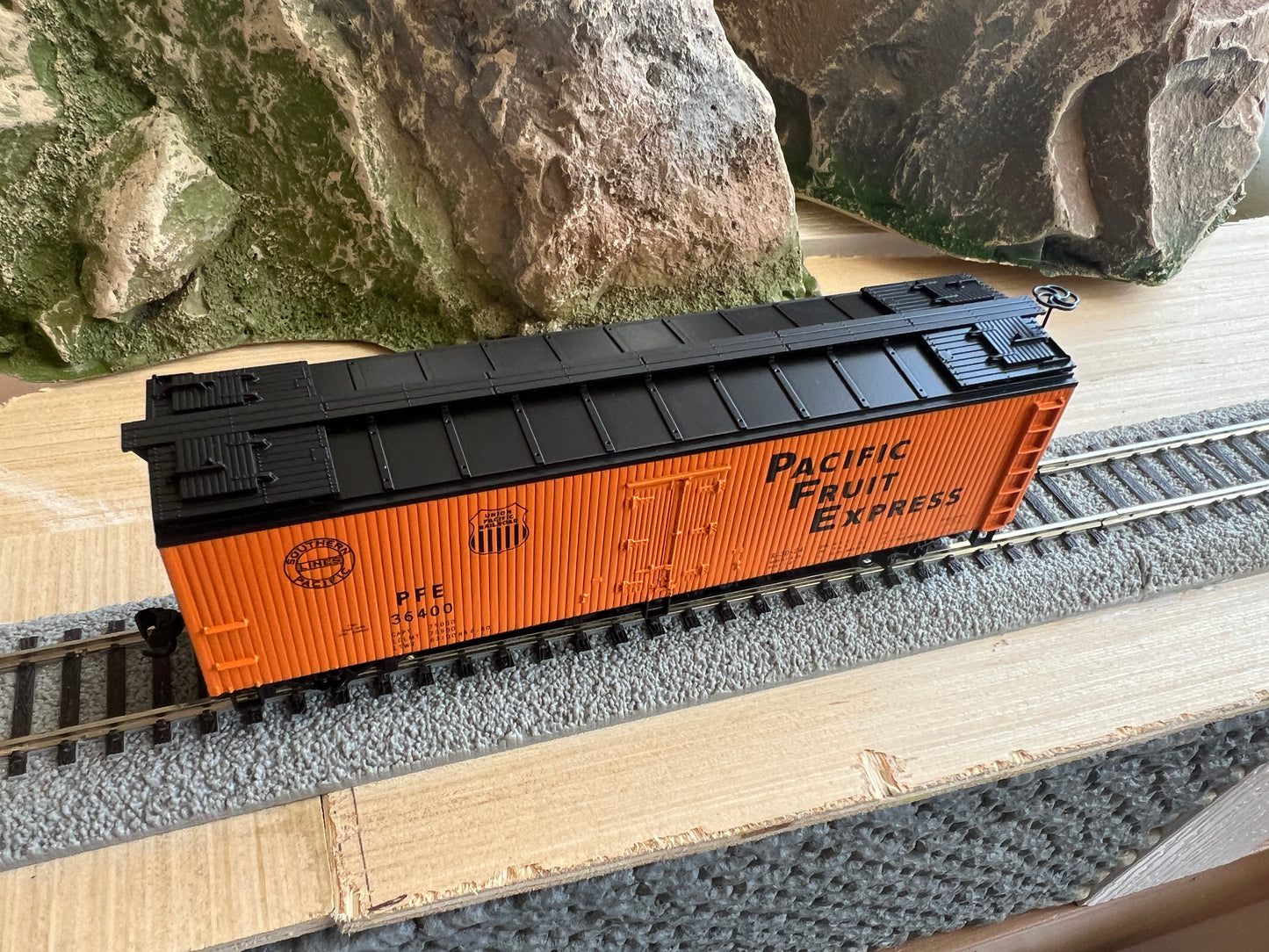 Walthers HO 910-41232 - Mainline - 40' Wood Reefer w/ Wood Ends "Pacific Fruit Express" #36427
