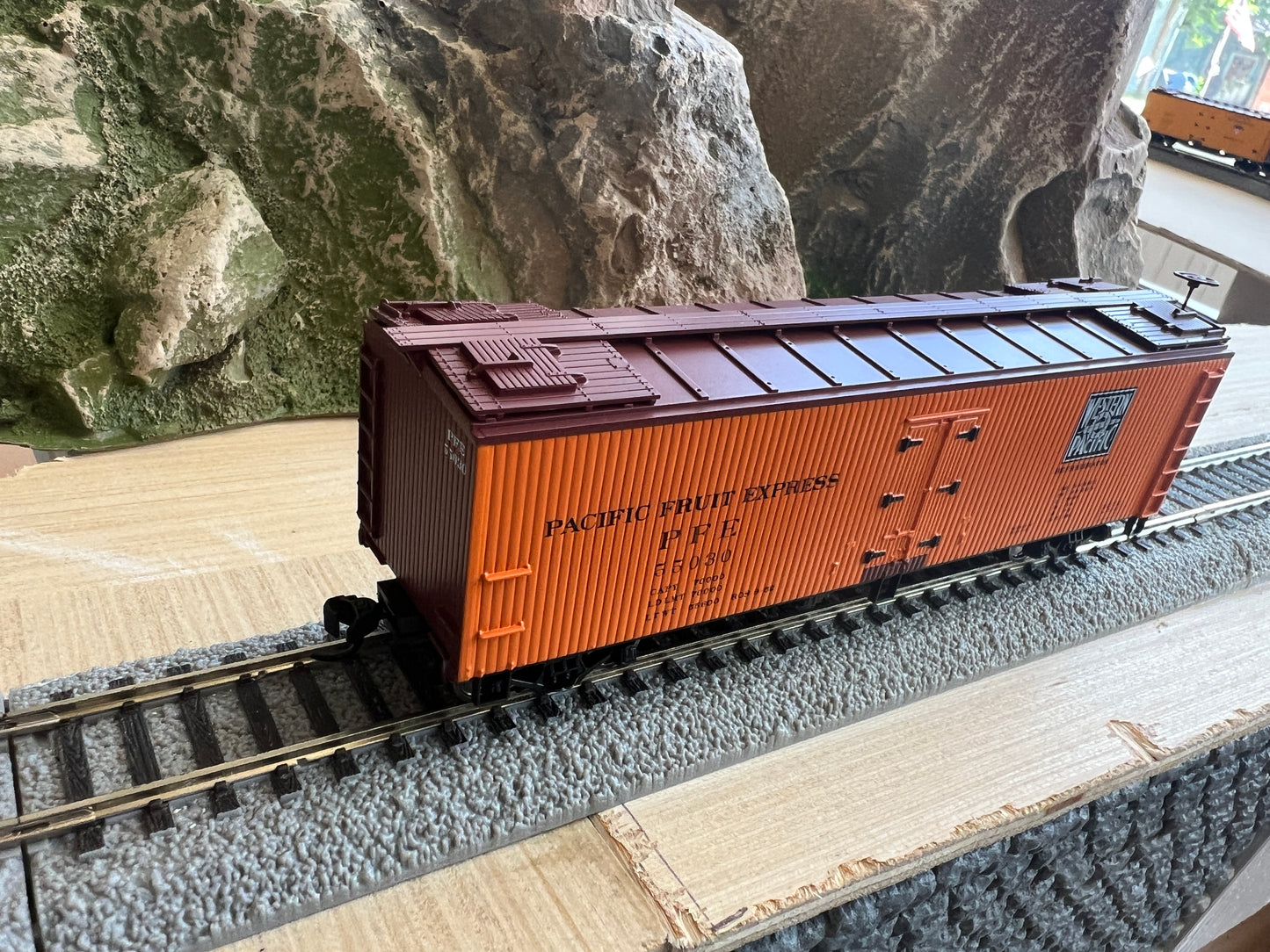 Walthers HO 910-41234 - Mainline - 40' Wood Reefer w/ Wood Ends "Pacific Fruit Express" #55030